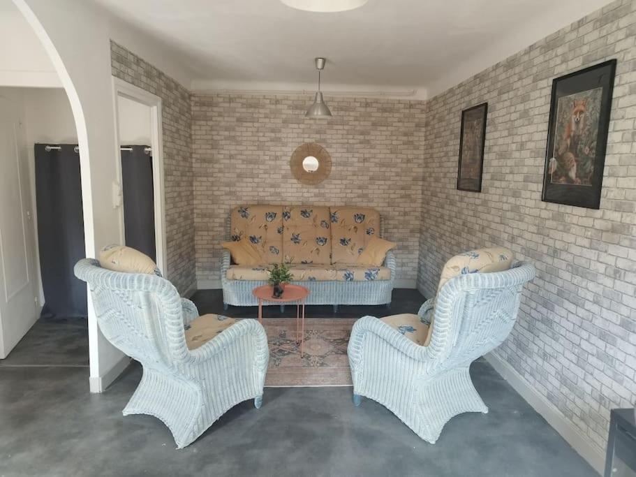 Jolie Maison De Bourg Tout Equipee 10Km D'Ambert Saint-Amant-Roche-Savine 外观 照片