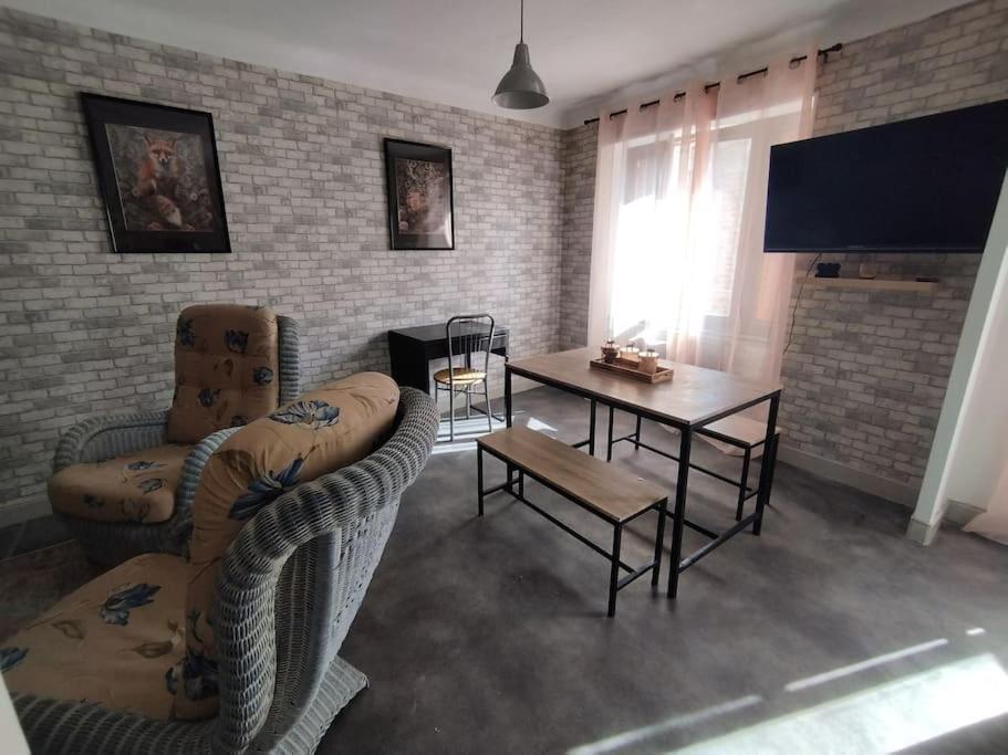 Jolie Maison De Bourg Tout Equipee 10Km D'Ambert Saint-Amant-Roche-Savine 外观 照片